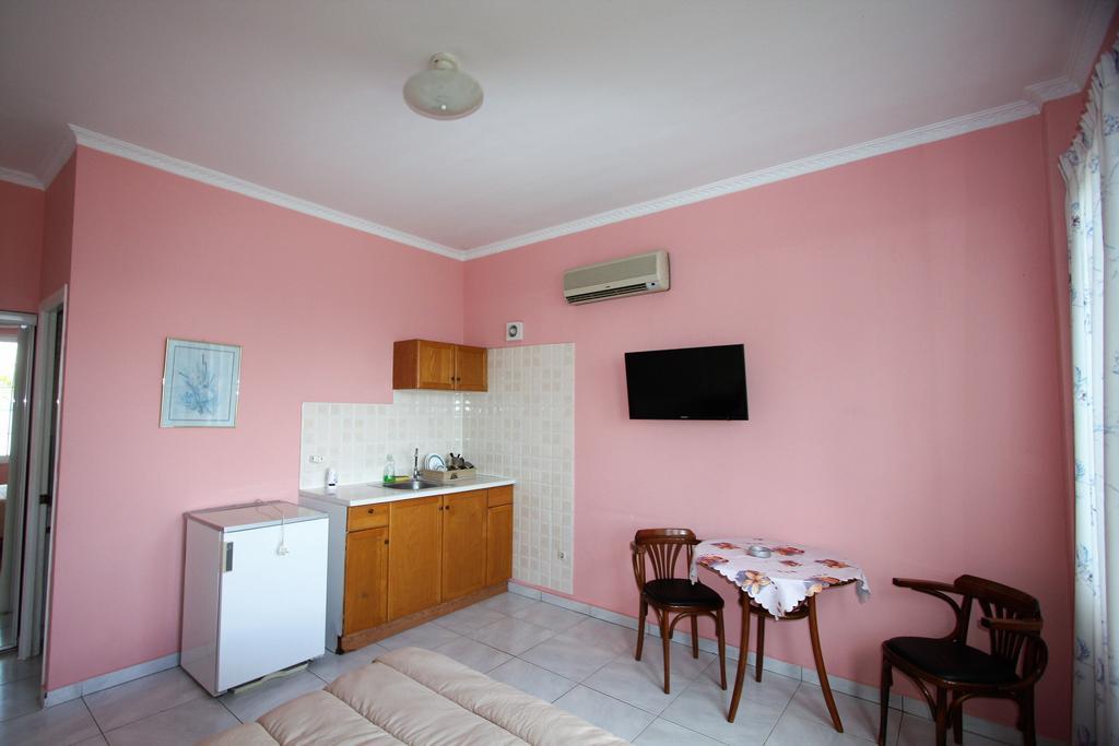 Miloi Rooms And Apartments Exterior foto